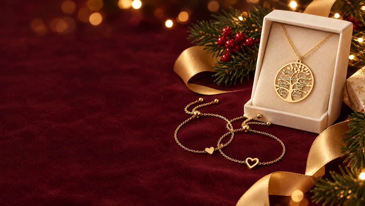 Collier Arbre de Vie dans sa boîte cadeau et bracelets cœurs assortis sur velours bordeaux, ambiance de Noël