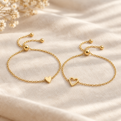 Duo de bracelets cœurs assortis dorés, cœur plein et cœur ajouré