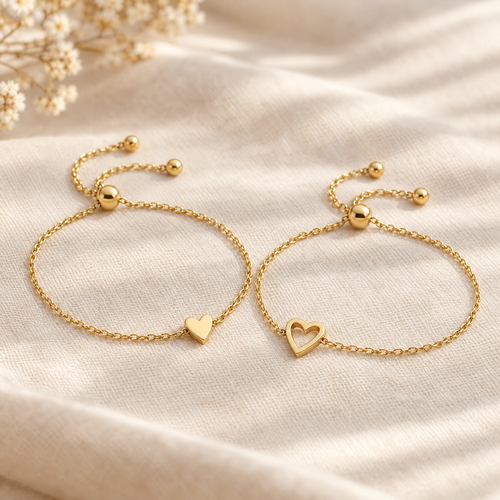 Duo de bracelets cœurs assortis dorés, cœur plein et cœur ajouré