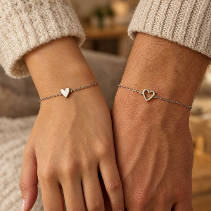Bracelets cœurs assortis argentés portés par un couple