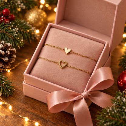 Bracelets cœurs assortis dans leur boîte cadeau, ambiance Noël
