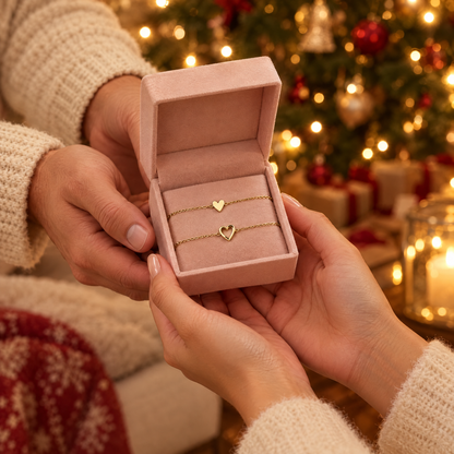 Boîte cadeau avec les deux bracelets cœurs offerte pour Noël