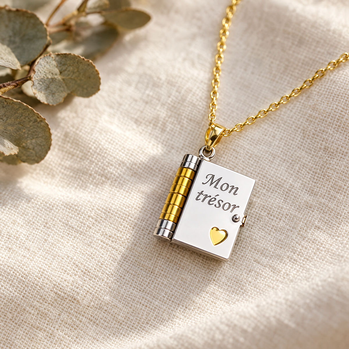 Collier livre argenté et doré gravé Mon trésor
