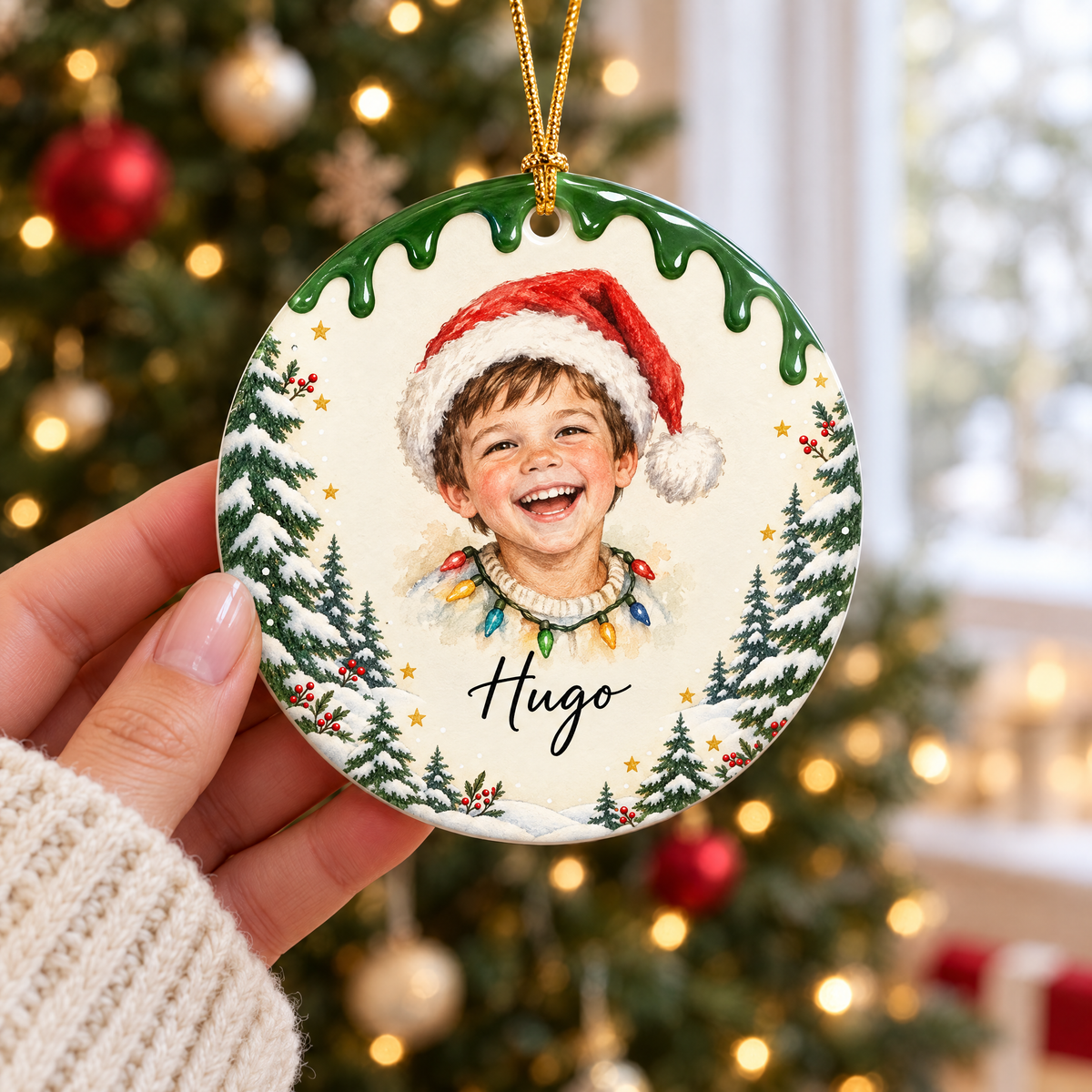 Décoration de Noël personnalisée au prénom Hugo tenue en main devant le sapin