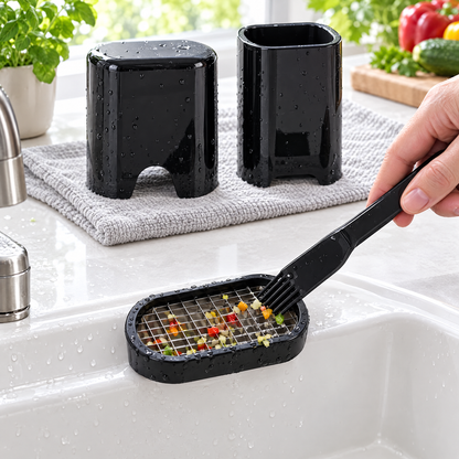 Nettoyage de la grille ovale avec le peigne fourni, près de l'évier