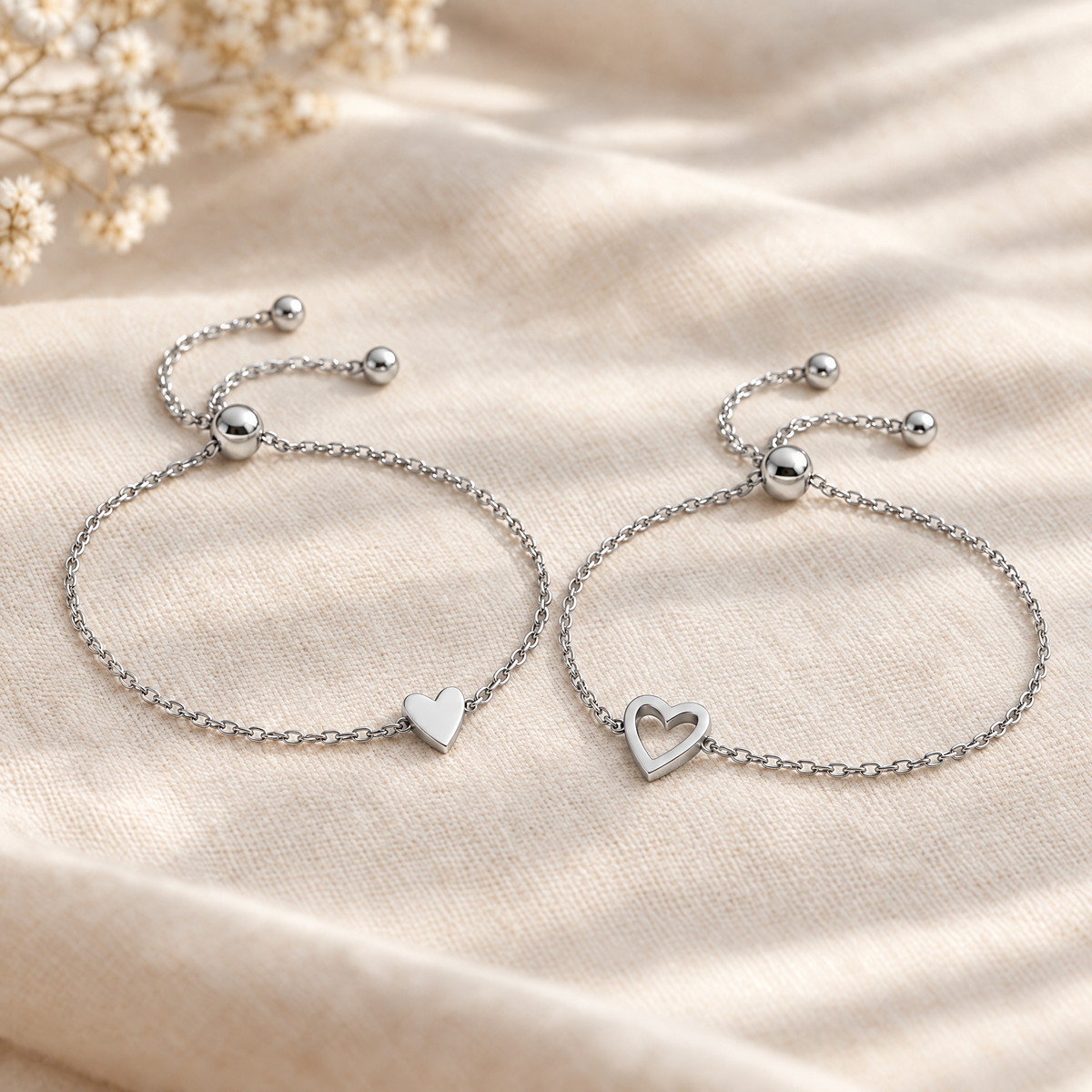 Duo de bracelets cœurs assortis argentés, cœur plein et cœur ajouré