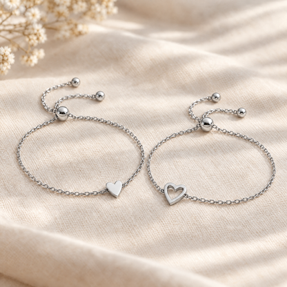 Duo de bracelets cœurs assortis argentés, cœur plein et cœur ajouré