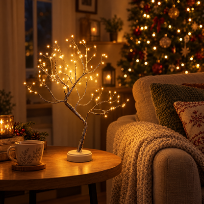 Lampe arbre lumineux allumée près d'un canapé dans un salon cosy le soir de Noël