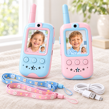 Deux talkies-walkies vidéo pour enfant, un bleu et un rose, écrans allumés, avec dragonnes et câble USB